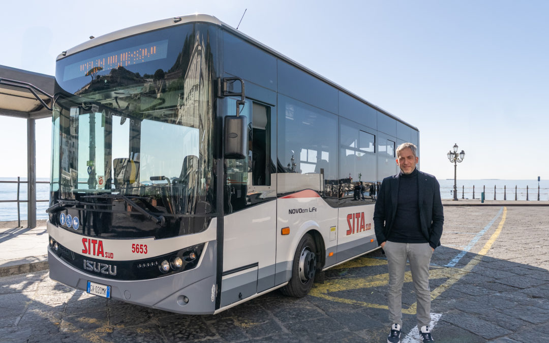 Des midibus Isuzu sur la côte amalfitaine