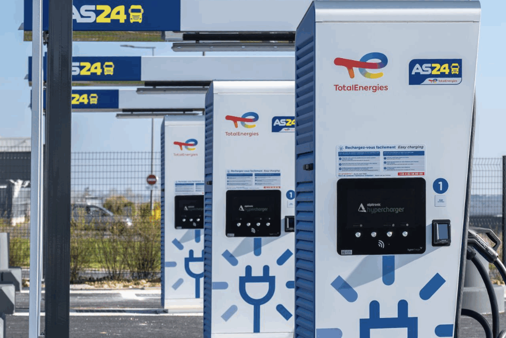 Une première station AS24 en France avec bornes de recharge électrique pour poids lourds