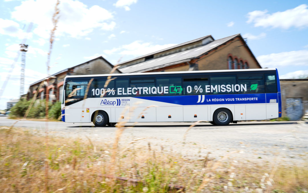 Les Pays de la Loire présente deux cars Aléop rétrofités électriques