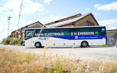 Les Pays de la Loire présente deux cars Aléop rétrofités électriques