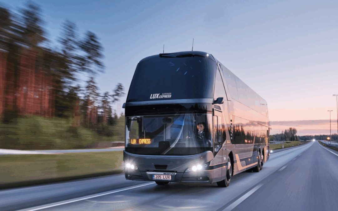 Estonie. MAN livre des Neoplan Skykiner