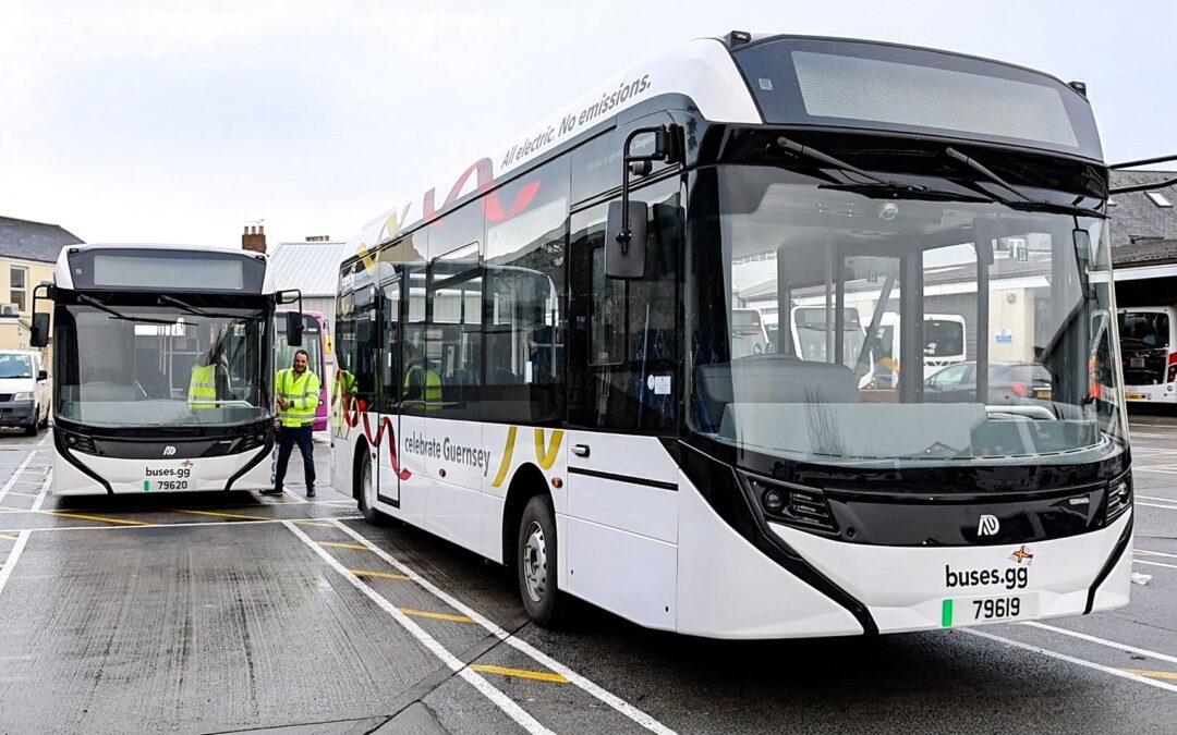 Deux bus Alexander Dennis Enviro100EV pour Guernesey